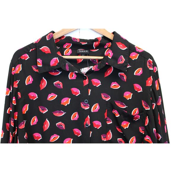 Torrid Plus Size 3X‎ Lizzie Georgette Button Front Blouse Lips Black Pink Red - Picture 3 of 9